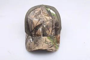 Dettaglio del cappello camouflage con rete verde oliva traspirante e visiera curva