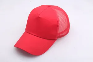 Détail d'une casquette trucker rouge en coton avec visière surpiquée et filet respirant