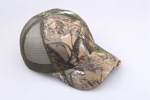Dettaglio del cappello trucker mimetico con rete traspirante e visiera curva sportiva