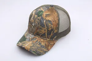Dettaglio del cappello camouflage con testo SECLUSION 3D e rete traspirante di colore verde