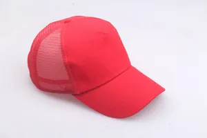 Détail de casquette rouge en coton avec maille respirante et coutures de visière renforcées