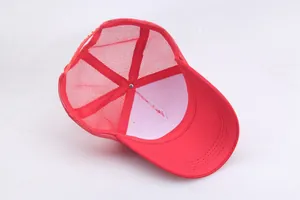 Vue détaillée de la casquette trucker en coton rouge avec maille respirante et snapback