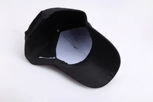 Structure interne de la casquette de baseball noire avec doublure blanche et bandeau de confort