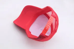 Détail d'une casquette trucker rouge avec filet et fermeture réglable snapback au dos