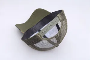 Vista dettagliata del cappello camouflage con rete traspirante e chiusura a scatto regolabile