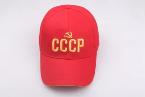 Detailopname van gouden borduursel met hamer, sikkel en CCCP-tekst op rode katoenen pet
