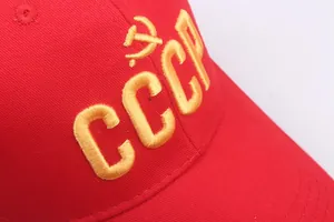 Rode katoenen baseballpet met gouden CCCP-borduurwerk en hamer en sikkel symbool