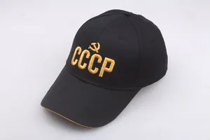 Detail van gouden CCCP borduurwerk met hamer en sikkel op de zwarte katoenen pet