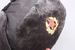 Détail d'une chapka grise avec emblème soviétique CCCP et fourrure synthétique