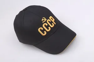 Detail van het hoogwaardige CCCP-borduurwerk op de zwarte katoenen honkbalpet