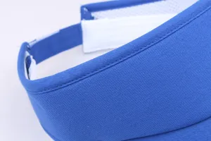 Λεπτομέρεια μπλε βαμβακερού γείσου με κλείσιμο velcro και αναπνεύσιμη διχτυωτή επένδυση