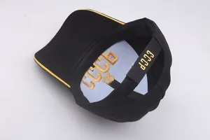 Gedetailleerd beeld van de binnenvoering en CCCP-borduurwerk op de Sovjet-honkbalpet