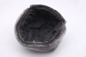 Vue détaillée de la doublure matelassée noire et de la fausse fourrure d'une toque russe