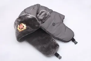 Détail de la toque Ouchanka grise avec doublure en fourrure et emblème soviétique