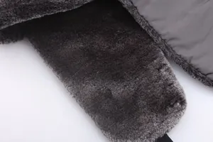Détail de la doublure en fausse fourrure grise et du tissu coupe-vent du bonnet russe