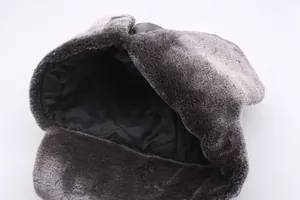 Détail de la fausse fourrure épaisse et de la doublure matelassée du bonnet russe CCCP