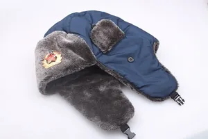 Détail d'une toque ushanka avec insigne soviétique CCCP et doublure en fausse fourrure