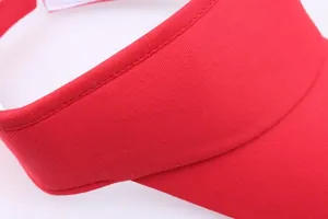 Κοντινό πλάνο κόκκινου καπέλου Lifeguard με υφή υφάσματος twill και λεπτές ραφές