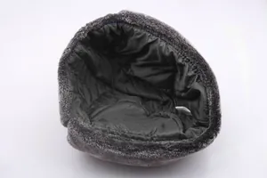 Détail du chapeau d'hiver montrant la fourrure synthétique et la doublure matelassée