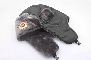 Détail de la chapka verte avec insigne soviétique CCCP et doublure en fausse fourrure