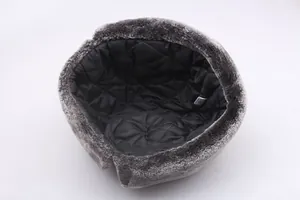 Détail du chapeau en fausse fourrure grise avec doublure matelassée et étiquette