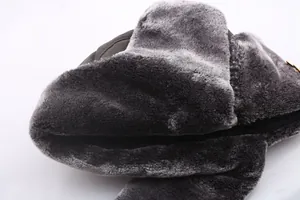 Détail de la doublure en fourrure synthétique grise et du tissu imperméable d'une chapka
