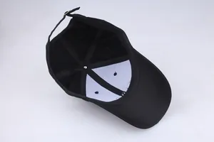 Struttura interna del cappellino nero in cotone con cinturino regolabile e design 6 pannelli