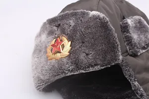 Détail de l'insigne soviétique CCCP sur une chapka marron coupe-vent avec fourrure