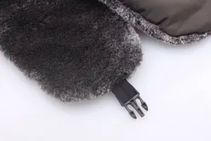 Détail du chapeau trappeur avec doublure en fausse fourrure, tissu imperméable et boucle