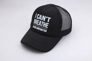 Detail von Black Lives Matter Aufdruck auf schwarzer Trucker-Cap mit atmungsaktivem Netz