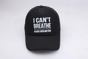 Detail der schwarzen Trucker-Mütze mit I Can't Breathe-Aufdruck und Mesh-Einsätzen