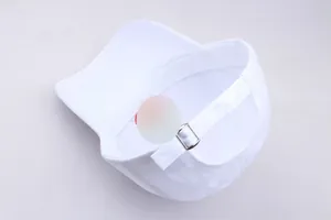 Détail arrière d'une casquette en coton avec boucle métallique de réglage et coutures