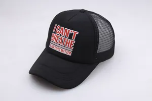 Detailansicht des I CAN'T BREATHE Drucks auf einer schwarzen Mesh-Trucker-Kappe auf weiß