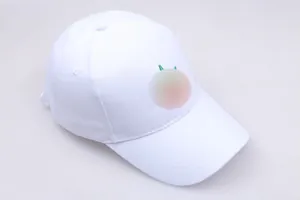 Détail d'une casquette de baseball blanche en coton avec design à six panneaux et visière courbée