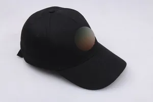 Vue latérale détaillée d'une casquette de baseball noire en coton avec visière courbée