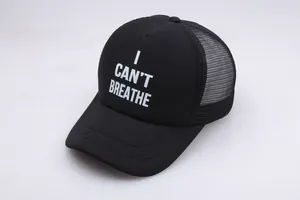 Detail der schwarzen Trucker-Mütze mit Netz und I CAN'T BREATHE Slogan-Aufdruck