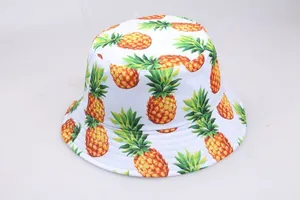 Détail de l'imprimé ananas sur un chapeau de soleil en coton blanc avec coutures renforcées