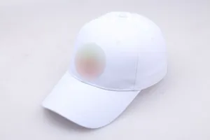 Vue détaillée d'une casquette de baseball en toile blanche avec design à six panneaux et visière