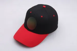 Détail d'une casquette de baseball bicolore avec calotte noire et visière rouge contrastée