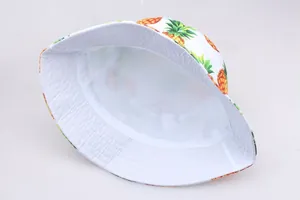 Détails de l'imprimé ananas sur le chapeau bob en coton blanc avec doublure interne
