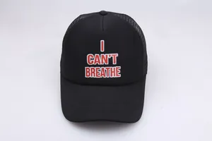 Detail des I CAN'T BREATHE-Slogans auf einer atmungsaktiven schwarzen Mesh-Trucker-Cap