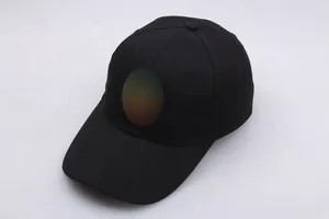 Vue détaillée du dessus d'une casquette de baseball noire à six pans avec surpiqûres