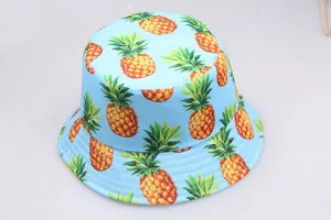 Détail d'un chapeau bob bleu clair avec imprimé d'ananas et texture de toile robuste