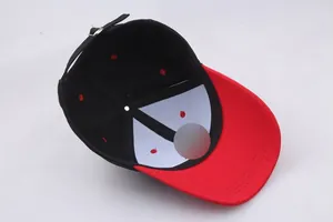 Vue intérieure de la casquette bicolore noir et rouge avec renfort frontal et sangle réglable