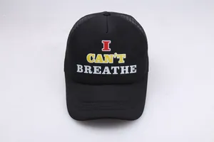 Detail des I CAN'T BREATHE Aufdrucks auf einer schwarzen Mesh-Trucker-Cap mit Schirm