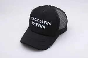 Black Lives Matter Trucker Cap mit Mesh-Rückseite und weißem Textdruck auf der Vorderseite