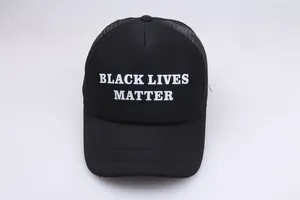 Schwarze Trucker Cap mit Mesh-Rückseite und weißem Black Lives Matter-Druck vorne