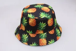 Vue détaillée d'un chapeau bob noir orné de motifs d'ananas jaunes éclatants