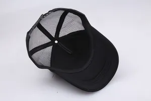 Schwarze Trucker-Kappe mit atmungsaktivem Mesh und verstellbarem Verschluss im Detail