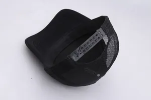 Schwarze Trucker-Mütze mit Mesh-Rückseite und verstellbarem Snapback-Verschluss